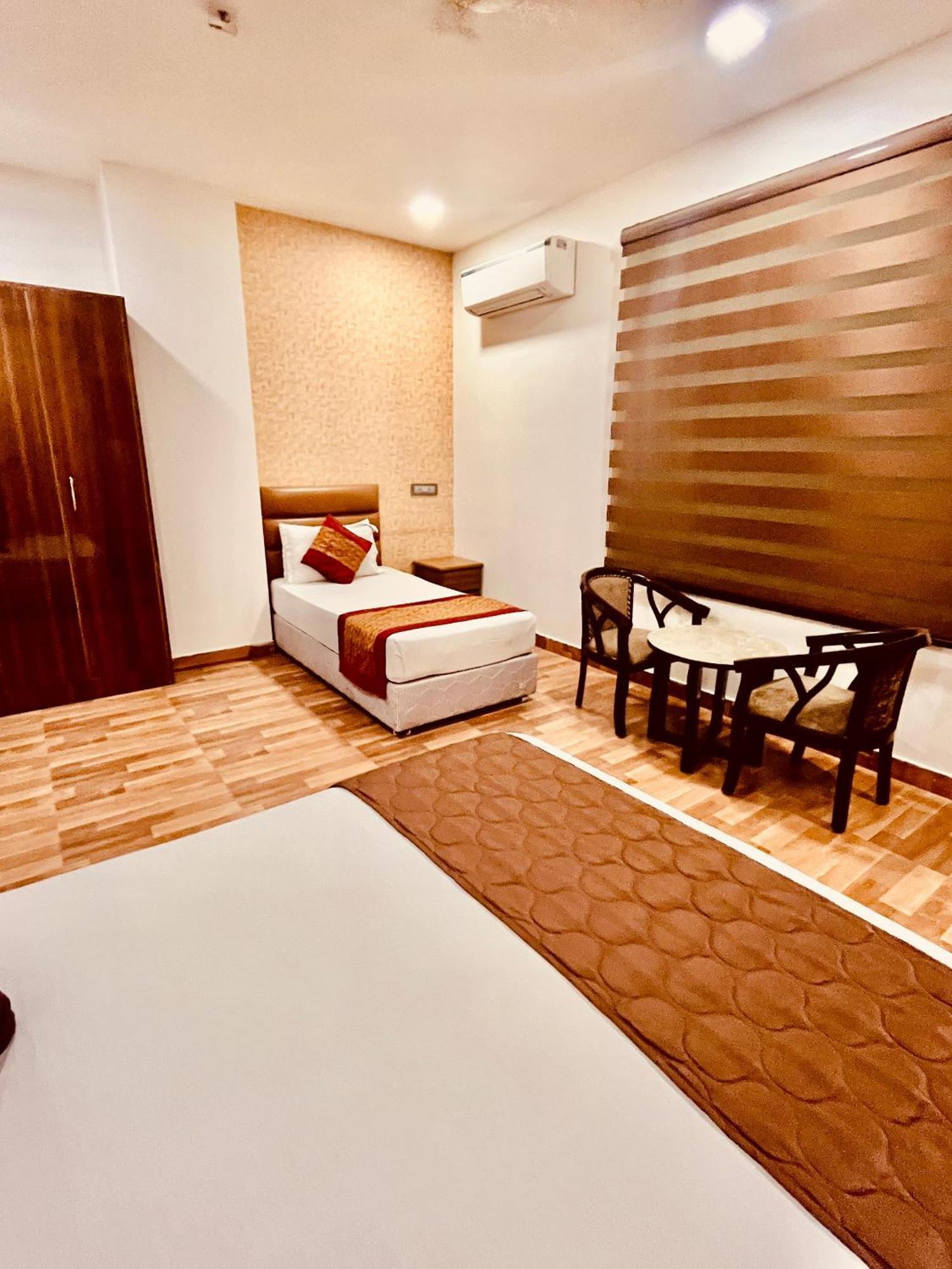Amora Rooms Dwarka New Delhi Eksteriør billede